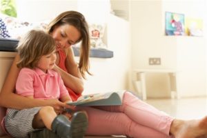 Madre e hija leyendo