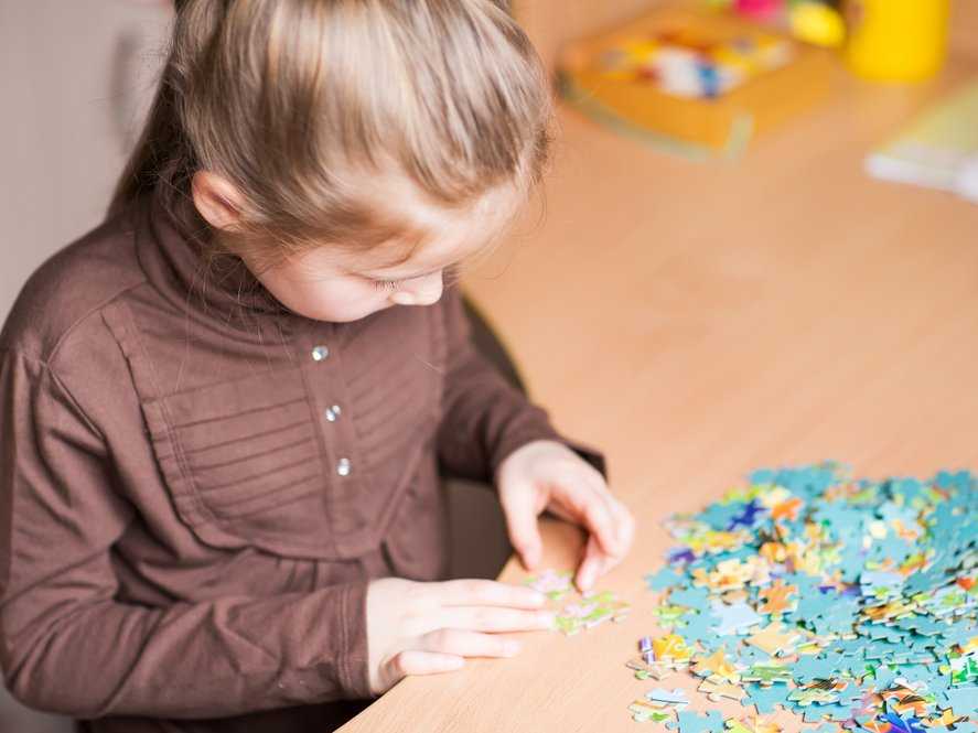 Mi hija tiene TEA: el diagnóstico Niña jugando con un puzle