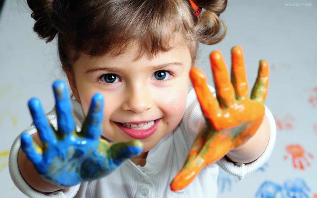 Niña jugando con pintura