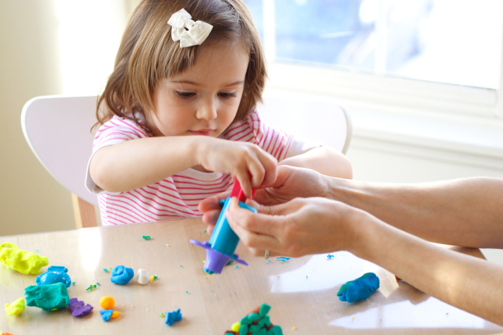 Cómo ayudo a mi hija con TEA a comunicarse mejor día a día Niña jugando