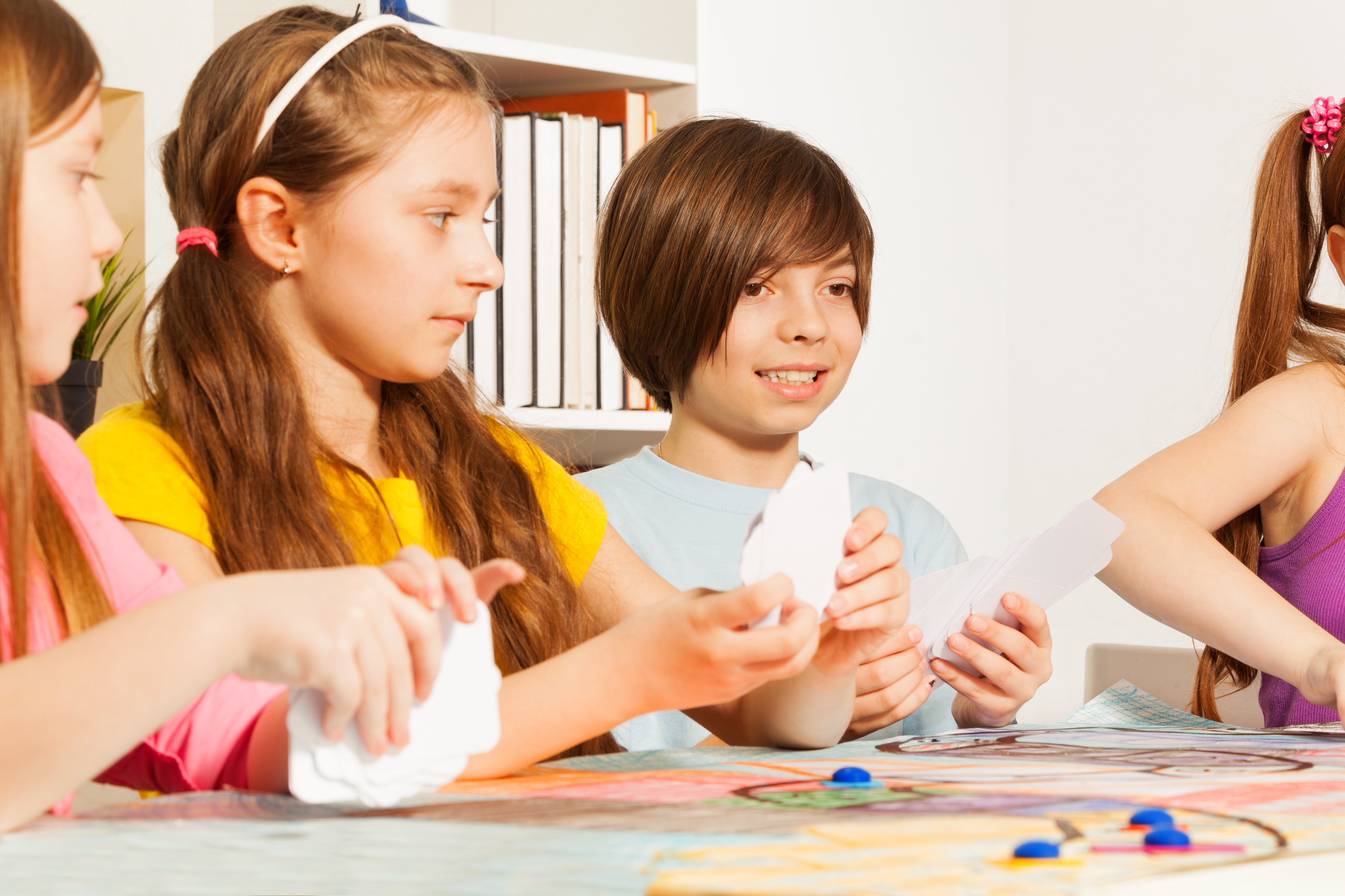 Niños jugando a cartas