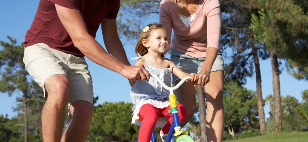 Niña aprendiendo a ir en bicicleta