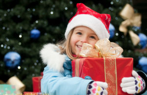 Niña feliz con su regalo de Navidad